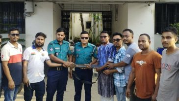 কদমতলী থেকে পরিত্যক্ত আগ্নেয়াস্ত্র উদ্ধার করে পুলিশে হস্তান্তর