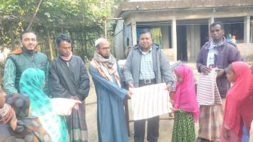 জৈন্তাপুরে শিশুদের মাঝে শীতবস্ত্র বিতরণ শীতার্ত মানুষের পাশে দাঁড়াতে বিত্তবানদের এগিয়ে আসতে হবে