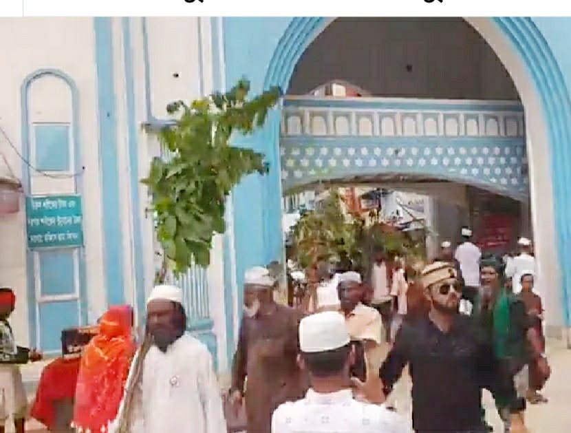 হযর শাহজালাল (রঃ) মাজারের ভক্ত বৃন্দ লাকড়ি তোড়া উৎসবে অংশ নেন