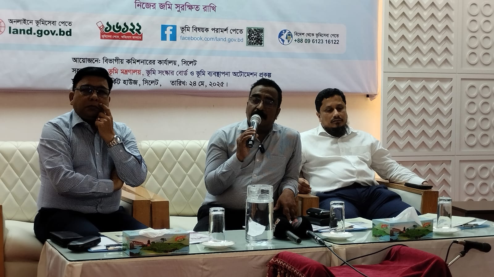সরকার ডিজিটাল ভূমি ব্যবস্থাপনায় যুগান্তকারী পদক্ষেপ গ্রহণ করেছে -বিভাগীয় কমিশনার