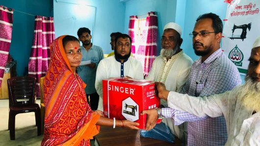 হাওরাঞ্চলে নারীদের কর্মসংস্থানে জামায়াতের সেলাই মেশিন বিতরণ