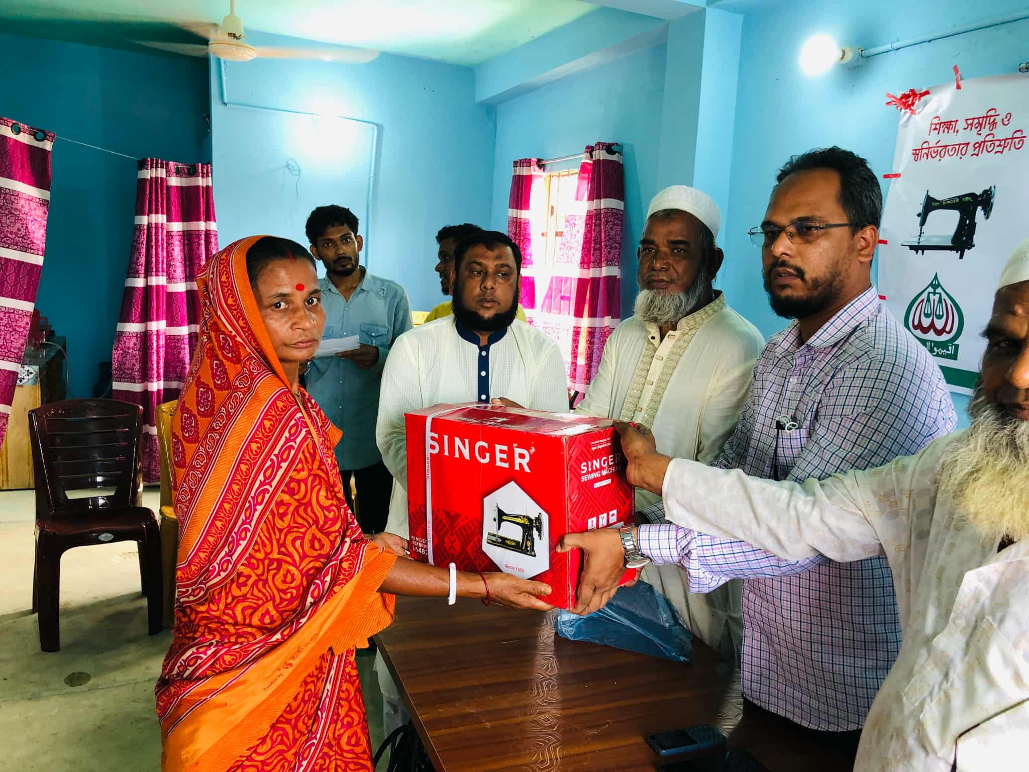 হাওরাঞ্চলে নারীদের কর্মসংস্থানে জামায়াতের সেলাই মেশিন বিতরণ