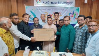 সিলেট অনলাইন প্রেসক্লাবের প্রতিষ্ঠাবার্ষিকীতে ফয়সল চৌধুরীর কম্পিউটার উপহার