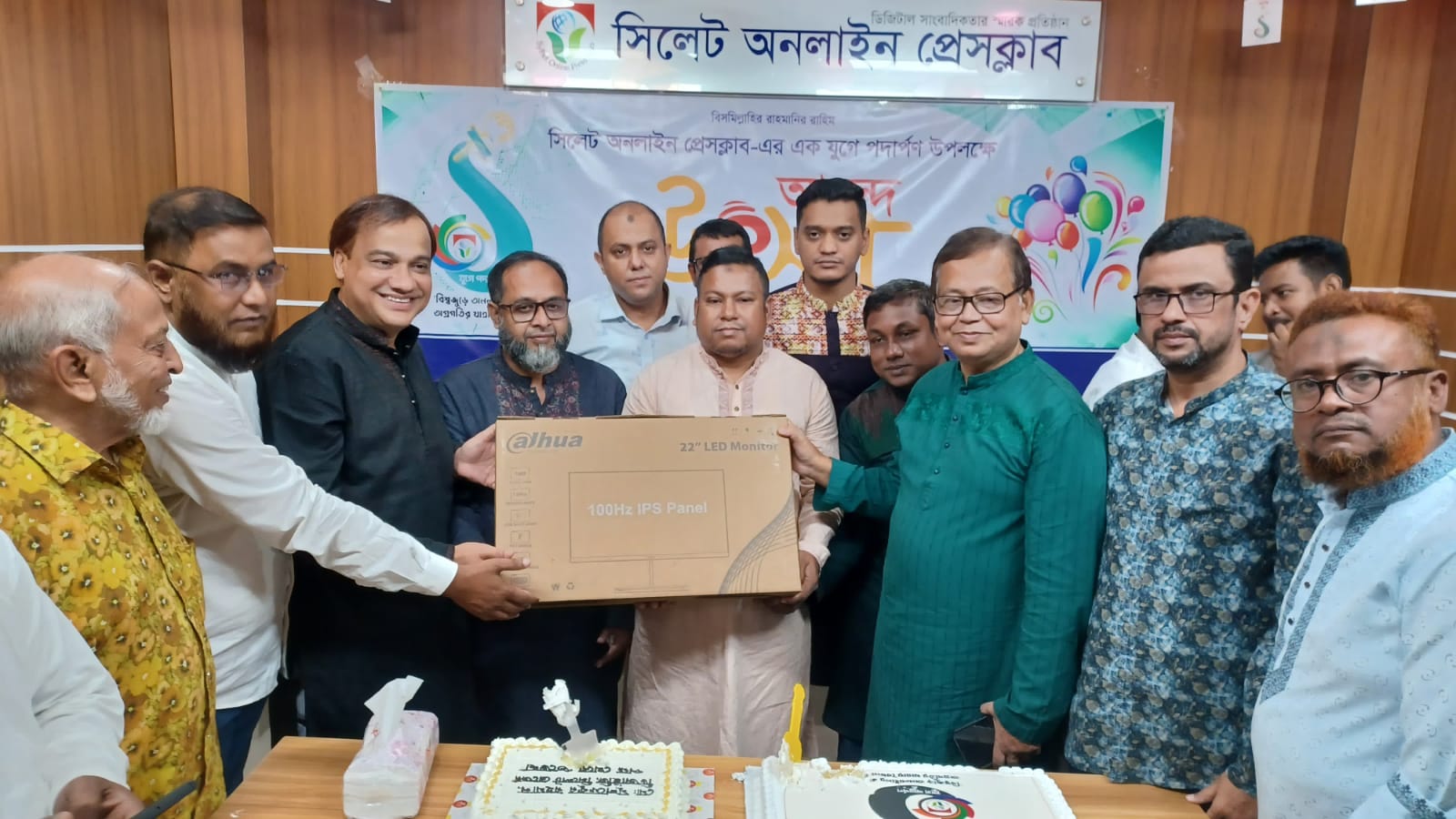 সিলেট অনলাইন প্রেসক্লাবের প্রতিষ্ঠাবার্ষিকীতে ফয়সল চৌধুরীর কম্পিউটার উপহার