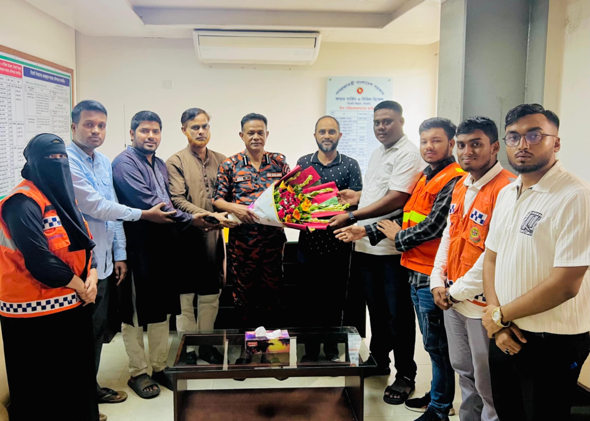 ফায়ার সার্ভিস ও সিভিল ডিফেন্সের  উপ-পরিচালককে ফুলেল শুভেচ্ছা