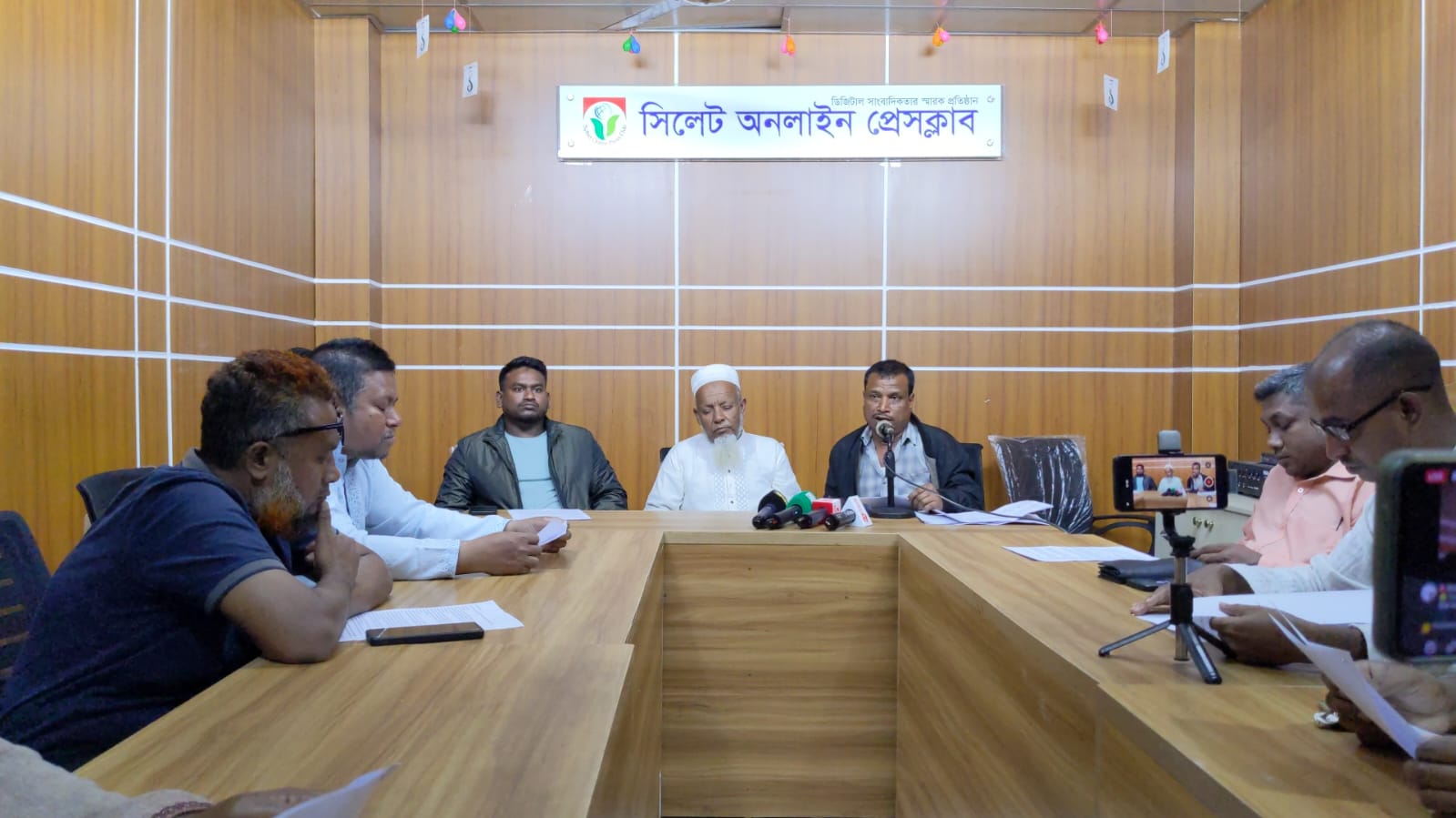 ফেঞ্চুগঞ্জে আওয়ামীলীগ নেতা ভূমিদস্যু রফিক ও মুজিব বাহিনীর তাণ্ডব: প্রবাসী পরিবারের জমি দখল ও সন্ত্রাসী   হামলার অভিযোগ