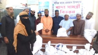 পবিত্র মাহে রমজানে ঝরনা তরুণ সংঘের উদ্যোগে খাদ্য সামগ্রী বিতরণ