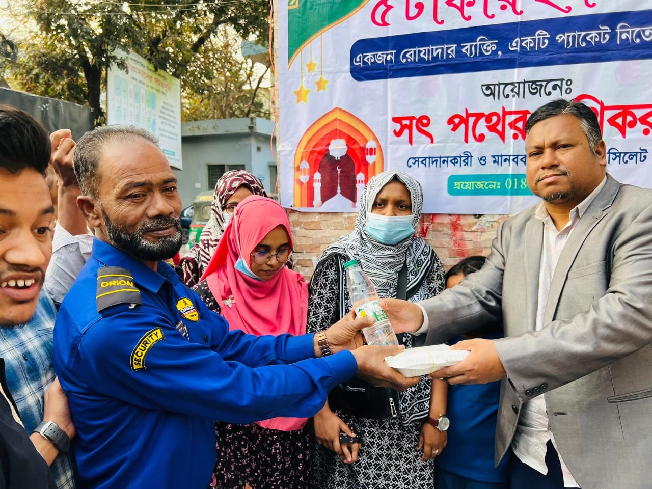 সিলেটে ৫ টাকায় ইফতার দিচ্ছে সেবাদানকারী ও মানবকল্যান সংগঠন “সৎ পথের পথিকরা”