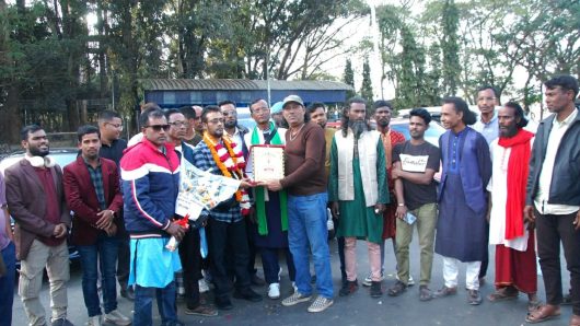 যুক্তরাজ্য প্রবাসী গীতিকার আছাব আলীকে সিলেট বিমানবন্দরে সংবর্ধনা প্রদান