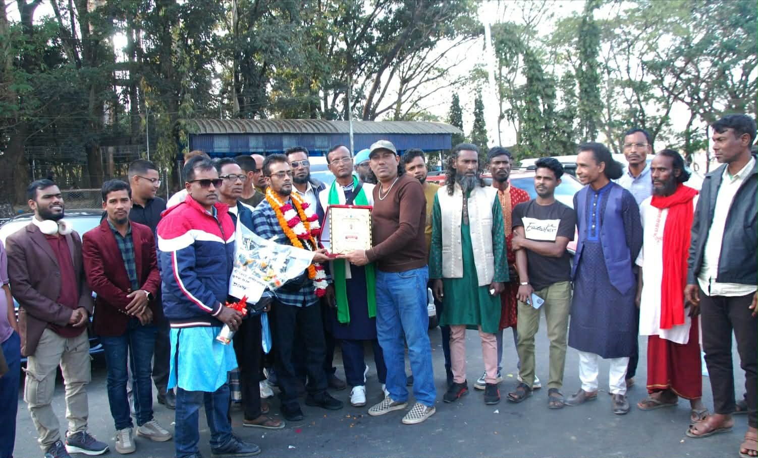 যুক্তরাজ্য প্রবাসী গীতিকার আছাব আলীকে সিলেট বিমানবন্দরে সংবর্ধনা প্রদান