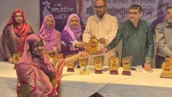 গণতান্ত্রিক ও ভোটাধিকার পুনরুদ্ধার আন্দোলনে ভূমিকা রাখায় অদম্য নারী সম্মাননা পেলেন দিনা রহমান