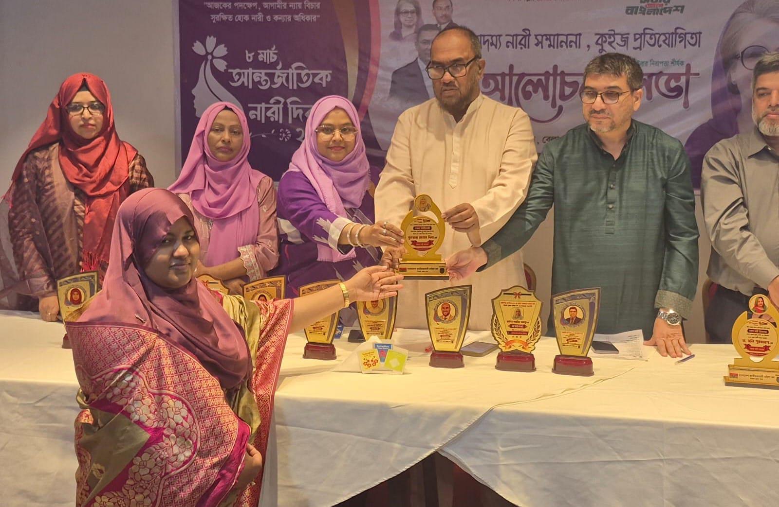 গণতান্ত্রিক ও ভোটাধিকার পুনরুদ্ধার আন্দোলনে ভূমিকা রাখায় অদম্য নারী সম্মাননা পেলেন দিনা রহমান