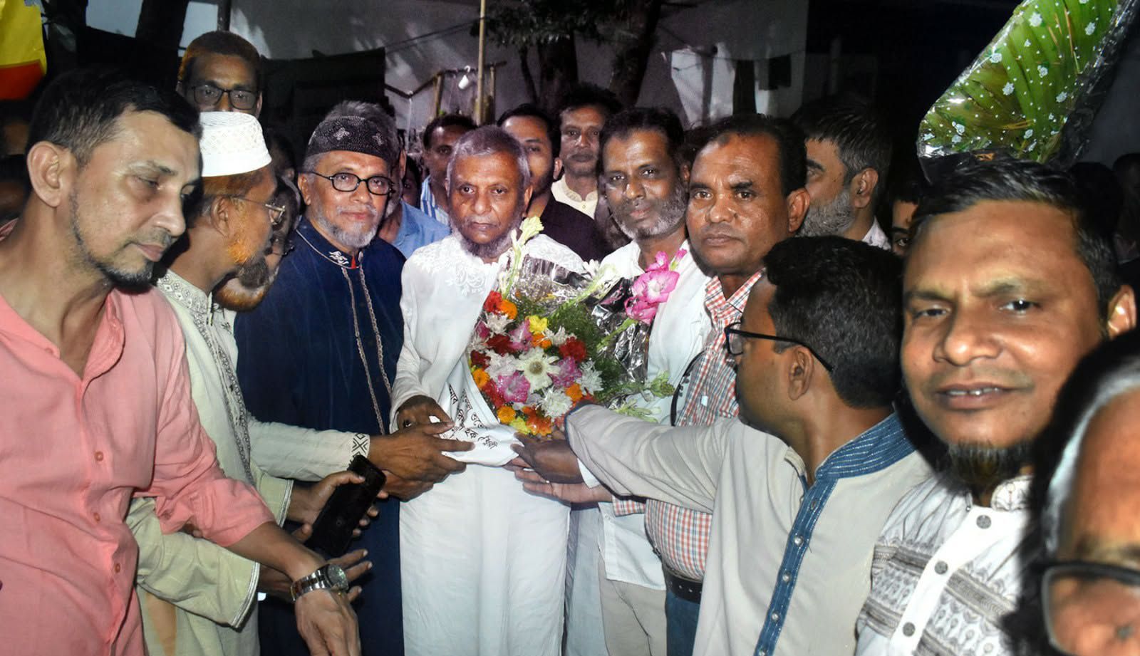 মন্ত্রী আরিফুল হক চৌধুরীকে শিক্ষক সমিতি সিলেট জেলার ফুলেল শুভেচ্ছা