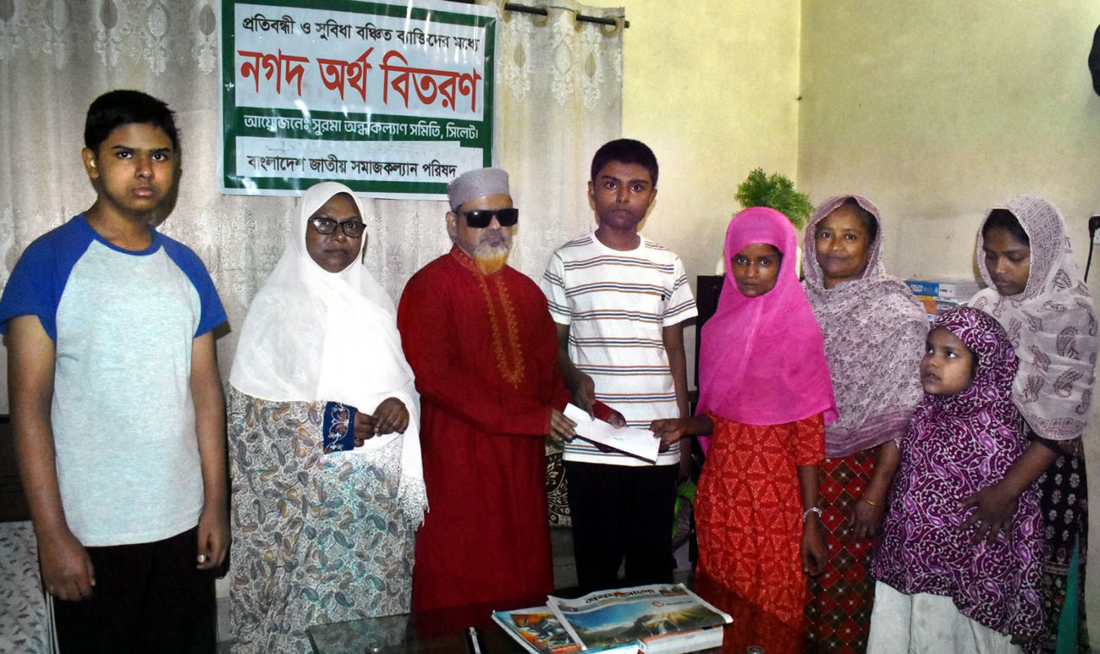 প্রতিবন্ধী ও সুবিধাবঞ্চিতদের মধ্যে সুরমা অন্ধ কল্যাণ সমিতির নগদ  অর্থ বিতরণ