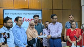 সিলেটে ভূমি অধিগ্রহণে ক্ষতিগ্রস্থদের মধ্যে জেলা প্রশাসকের চেক বিতরণ