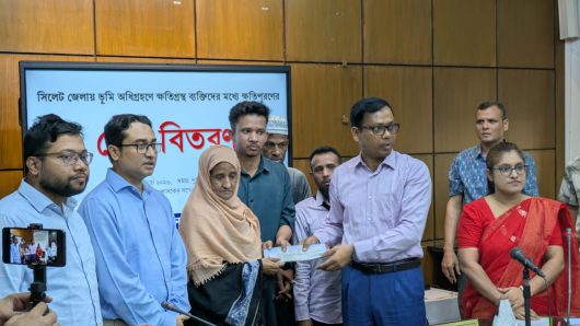 সিলেটে ভূমি অধিগ্রহণে ক্ষতিগ্রস্থদের মধ্যে জেলা প্রশাসকের চেক বিতরণ