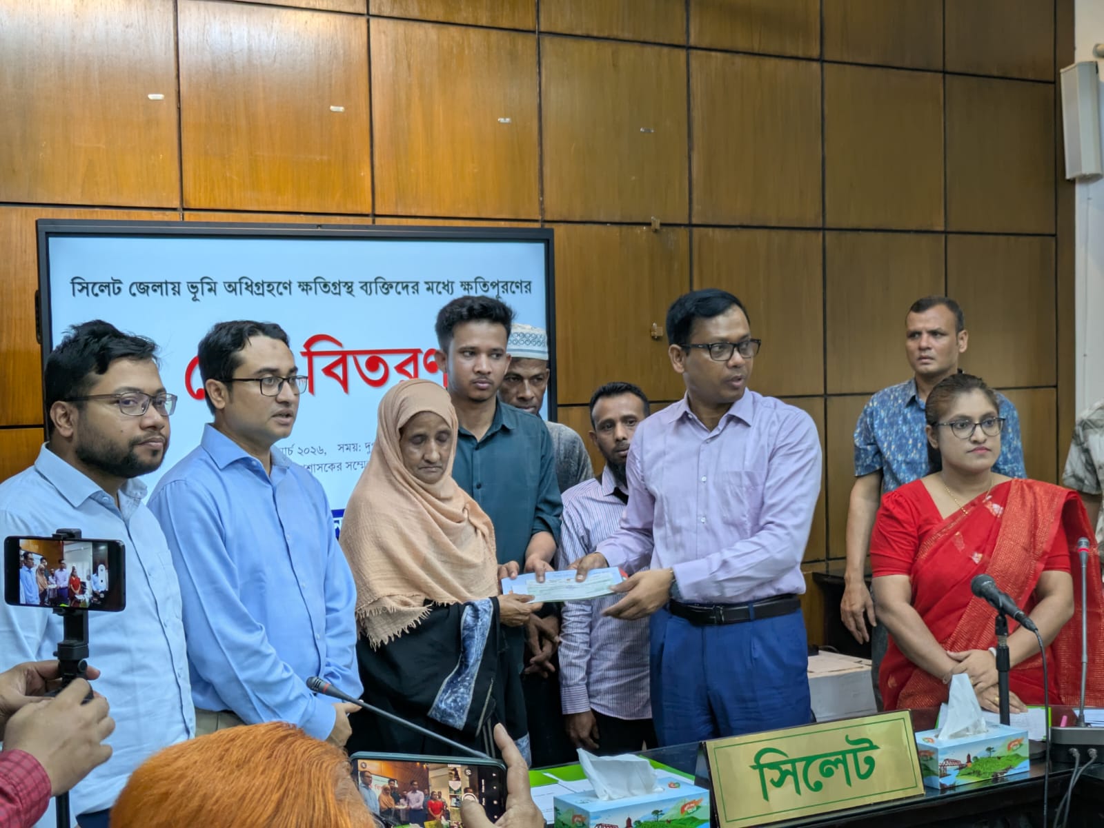 সিলেটে ভূমি অধিগ্রহণে ক্ষতিগ্রস্থদের মধ্যে জেলা প্রশাসকের চেক বিতরণ